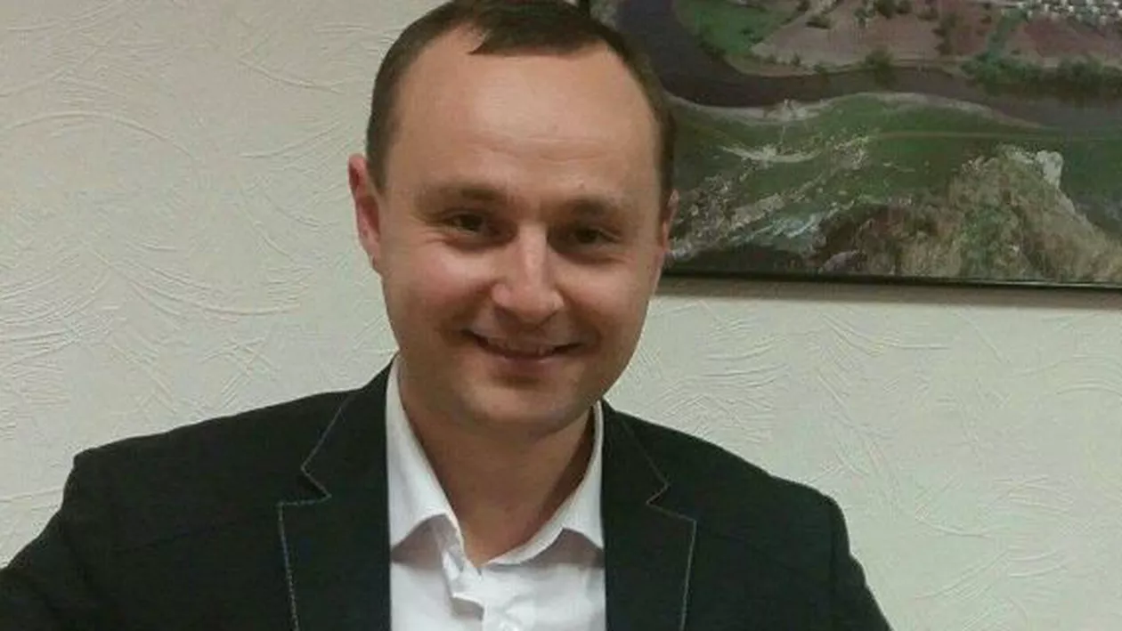 Un internaut, atac la adresa lui Vlad Batrîncea, politicianul care a rupt harta României Mari: "Deputatul extremist din PSRM, care ziua rupe hărți românești, iar seara aruncă saluturi naziste" (FOTO)