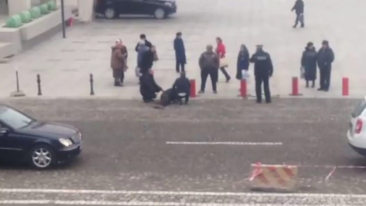 Vaslui: Un om a căzut pe stradă, în centrul orașului. Curioșii s-au adunat în jurul său, dar nimeni nu a sunat la Ambulanță (VIDEO)