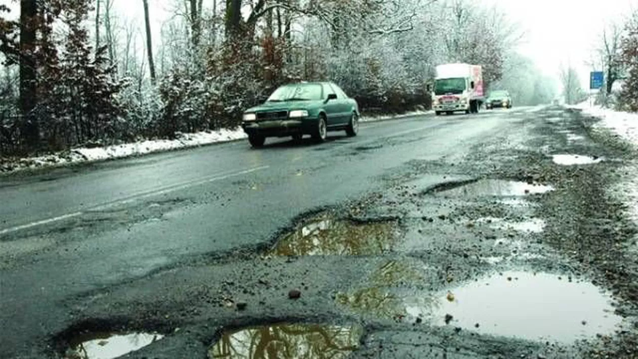 În România viața unui șofer este foarte grea: O șosea proaspăt asfaltată este plină de gropi