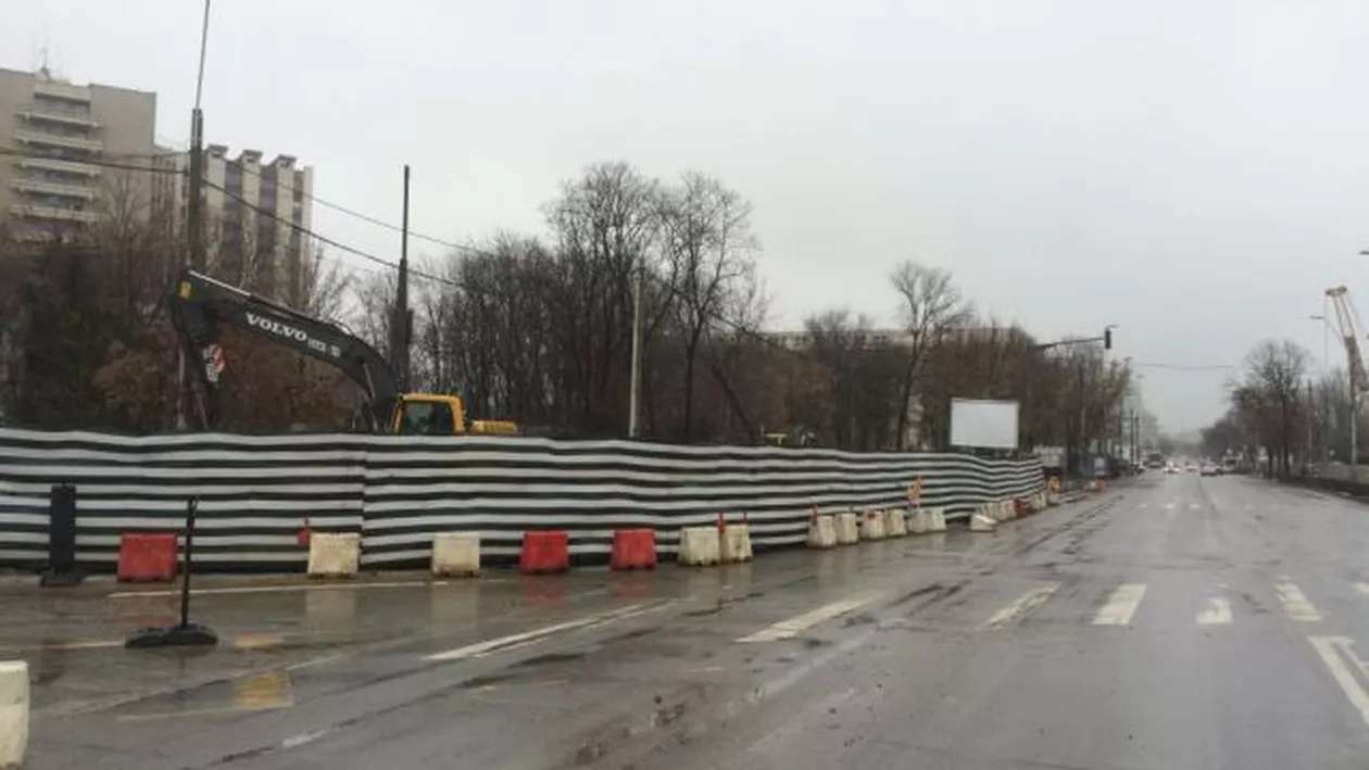 14 persoane evacuate după ce sfaltul din zona Eroilor s-a surpat. Traficul a fost deviat pe alte artere. Primăria Capitalei: Există riscul prăbușirii carosabilului și extinderea spre casele din apropiere