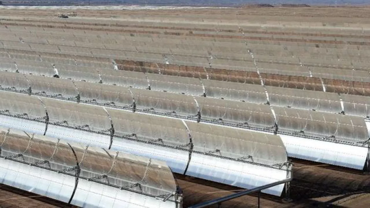 Maroc reduce emisiile de carbon în atmosferă prin tehnologi de ultimă oră. O fermă de panouri solare care captează energia a fost ridicată în deșert