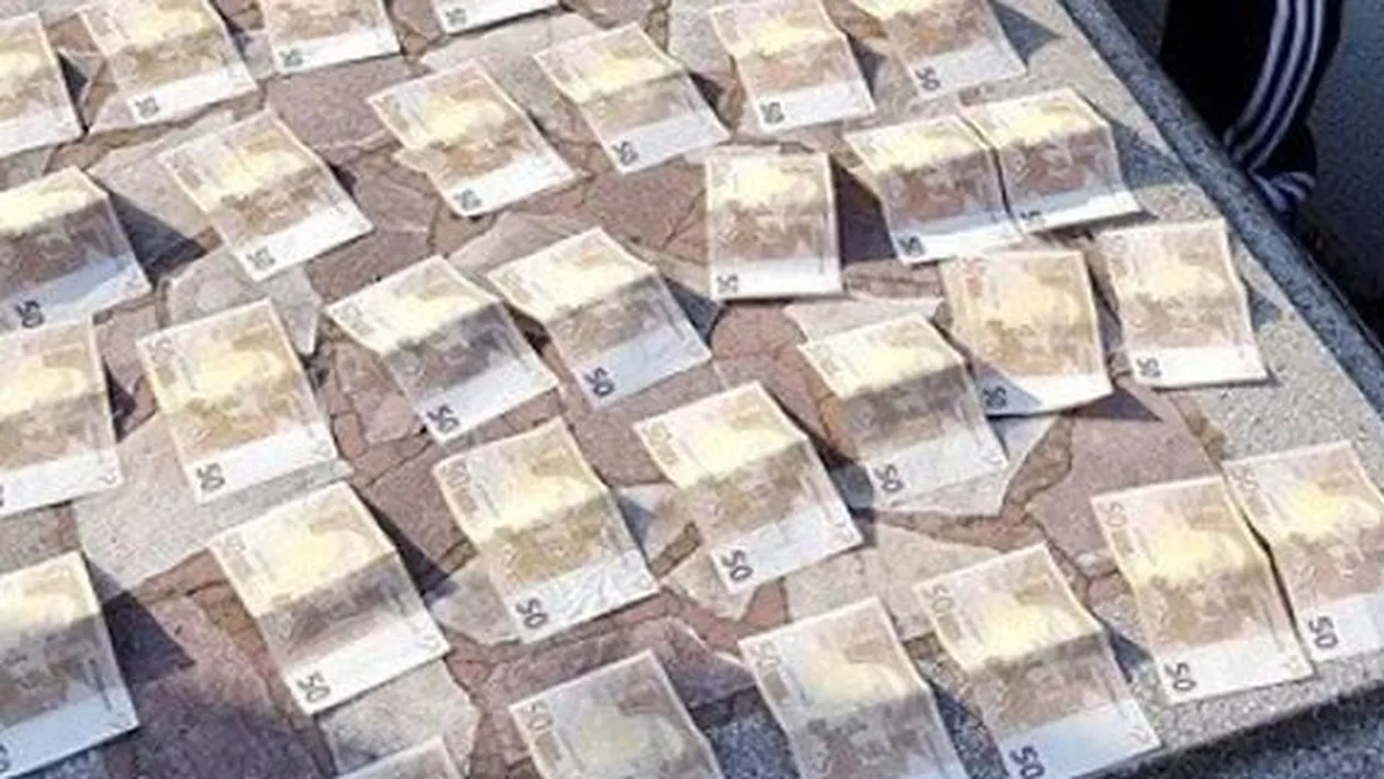 I-a pus pe mormântul din Bucureşti bancnote de 50 şi 100 de euro! Un bărbat a mers la cimitir să plătească datoria către un prieten (FOTO)