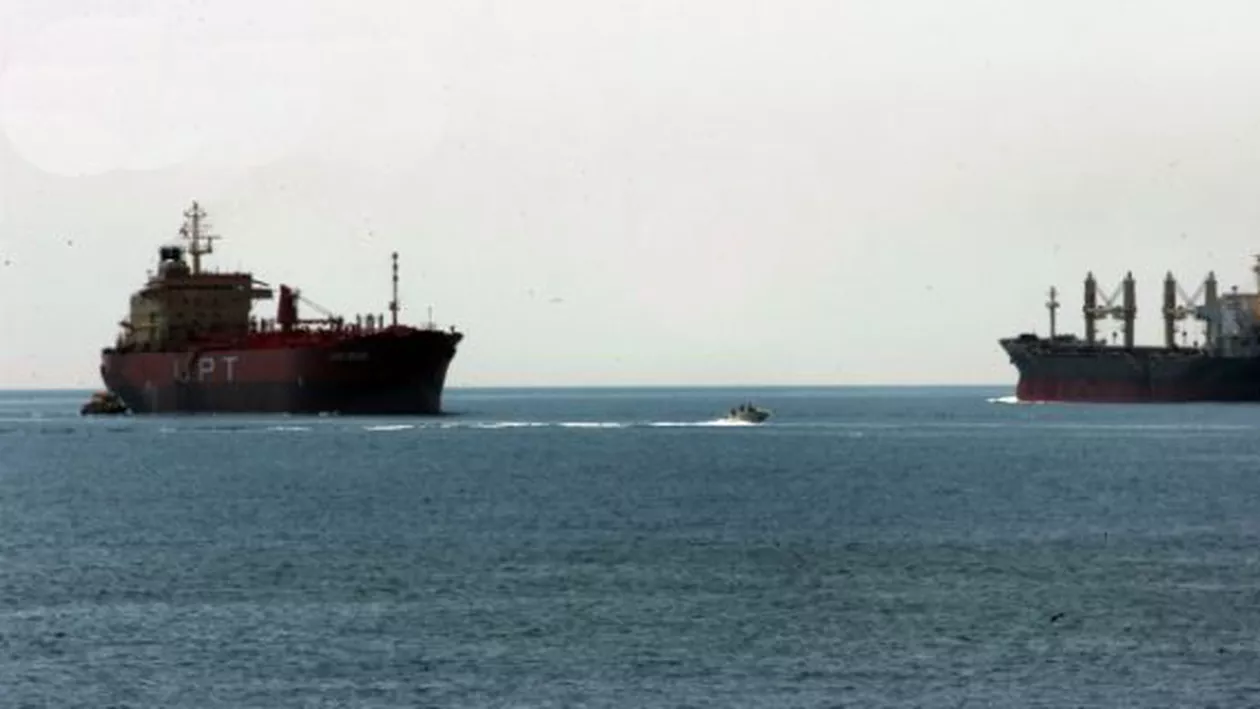 O navă turcească și-a schimbat cursul pe Marea Neagră, obligată de două nave rusești