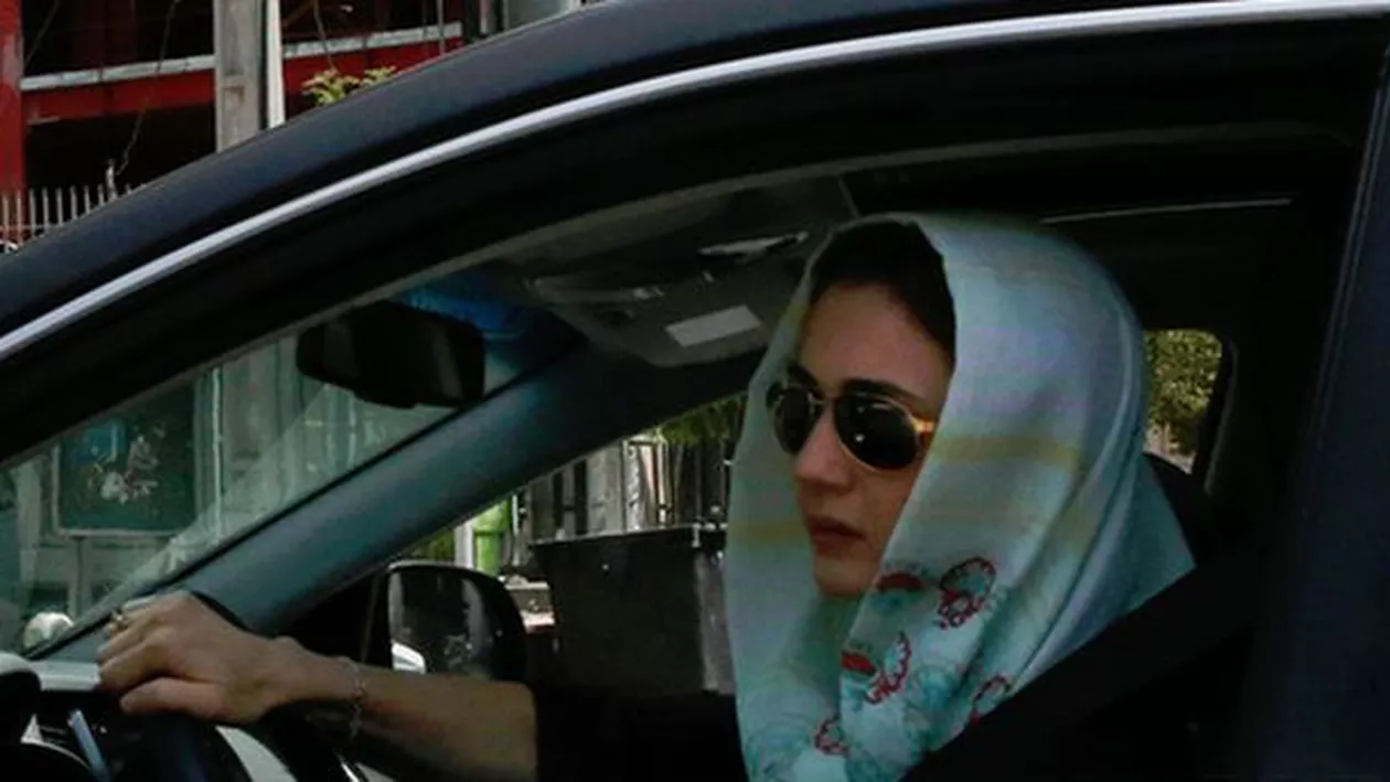 Țara în care femeile riscă să li se confiște mașinile dacă fac asta la volan: Au fost constatate peste 40.000 de abateri