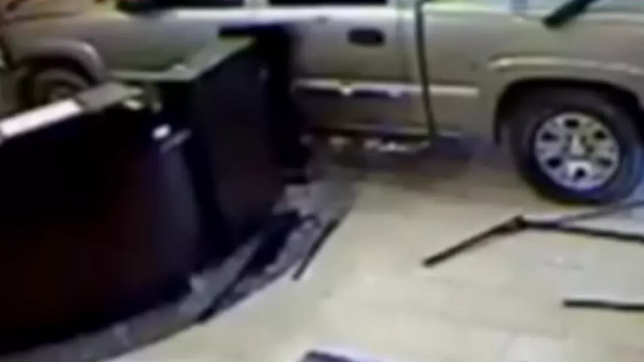 SUA: Protest șocant al unui bărbat, nemulțumit că nu a primit o sumă de bani (VIDEO)