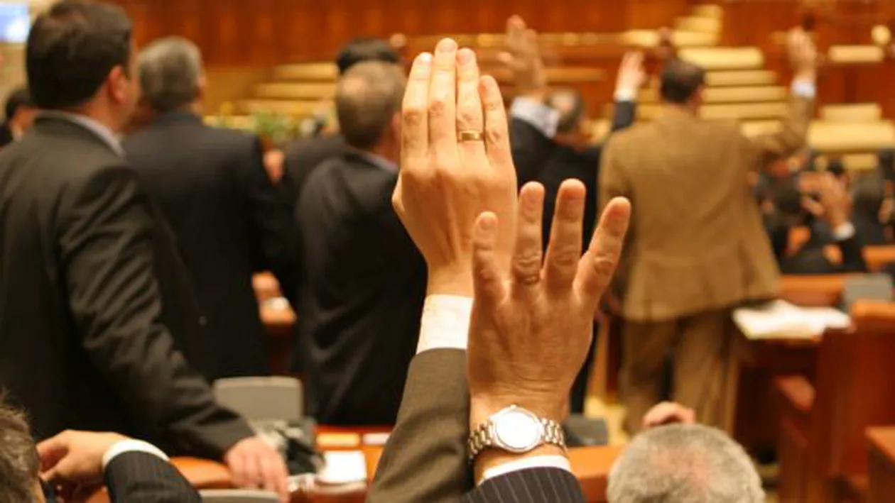 Huiduieli în parlament la adresa liberalilor. Aceștia au părăsit sala înainte de votul pentru pensiile speciale