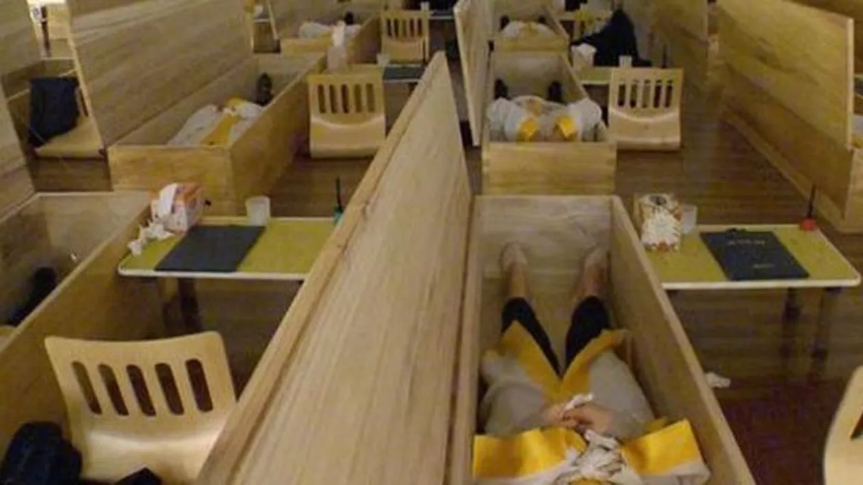 O companie îşi pune angajaţii să stea în sicrie pentru a aprecia mai mult viaţa