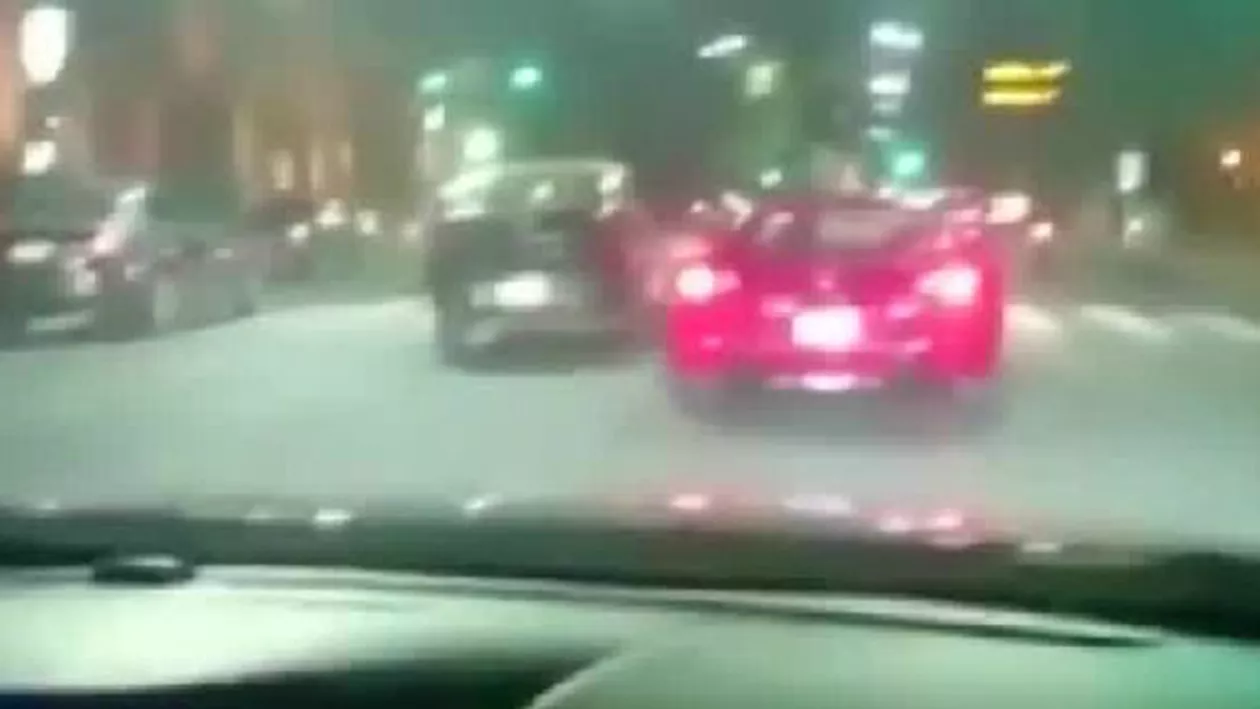 Buenos Aires: Un Ferrari a luat foc în mers, probabil din cauza unei combustii spontane (VIDEO)