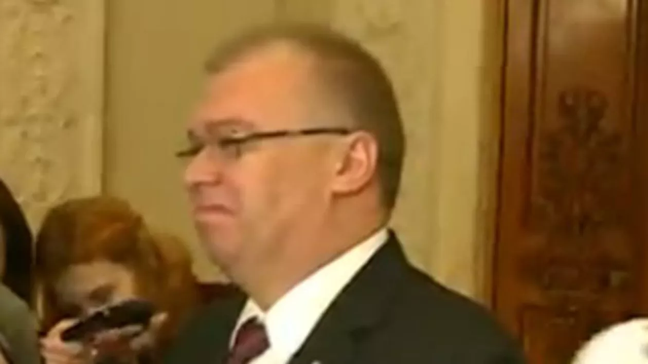 Prima reacţie de la Cotroceni pe legea care interzice fumatul în spaţiile publice închise: "Poate cu ocazia asta mă las şi eu de fumat" (VIDEO)