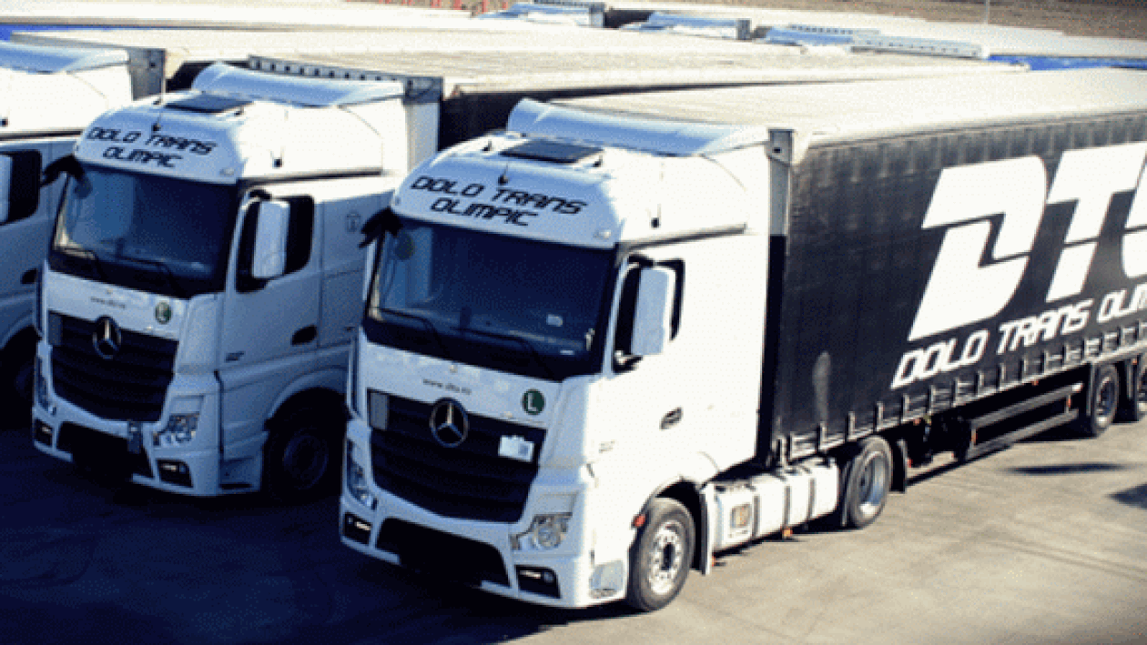 Tranzacţia finalului de an în România: Nepotul proprietarului importatorului Peugeot - Citroen a cumpărat cea mai mare flotă de camioane Mercedes Benz