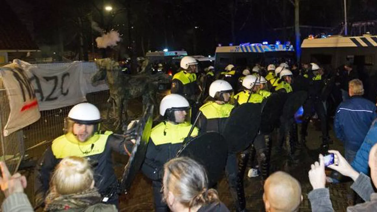 Olanda: 2.000 de oameni au protestat împotriva venirii imigranților. Mitingul a degenerat în lupte de stradă