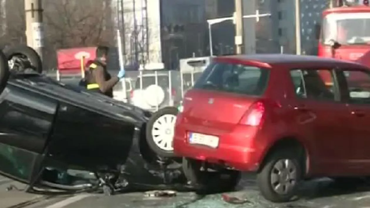 Accident în lanț: O mașină nu a cedat trecerea la ieșirea din curtea unui hotel. Șase autovehicule au fost avariate și o persoană rănită (VIDEO)