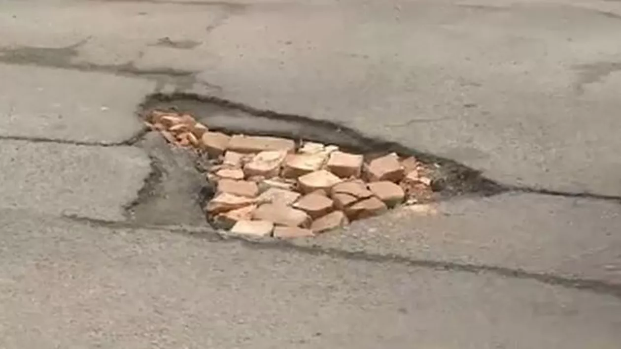 Brăila: Oamenii nu mai dau în gropi pentru că le-au asfaltat cu...cărămizi