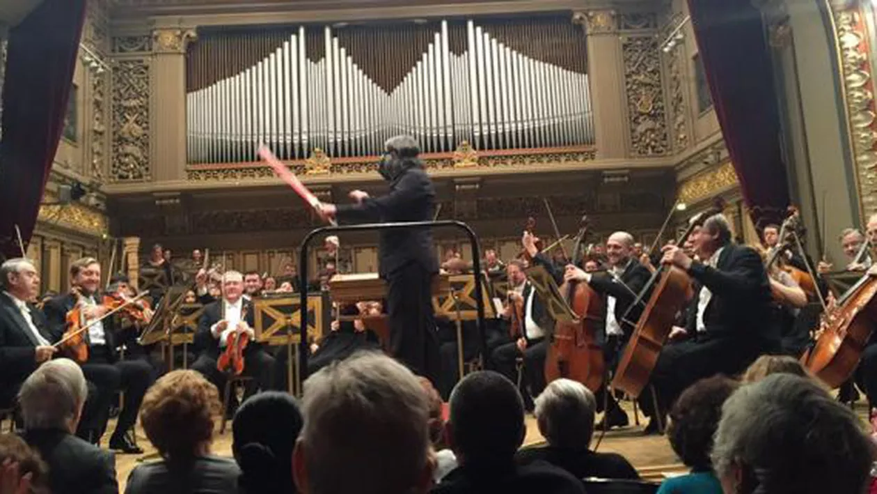 Darth Vader, pe scena Ateneului: Horia Andreescu a dirijat purtând masca personajului și o sabie luminoasă (VIDEO)