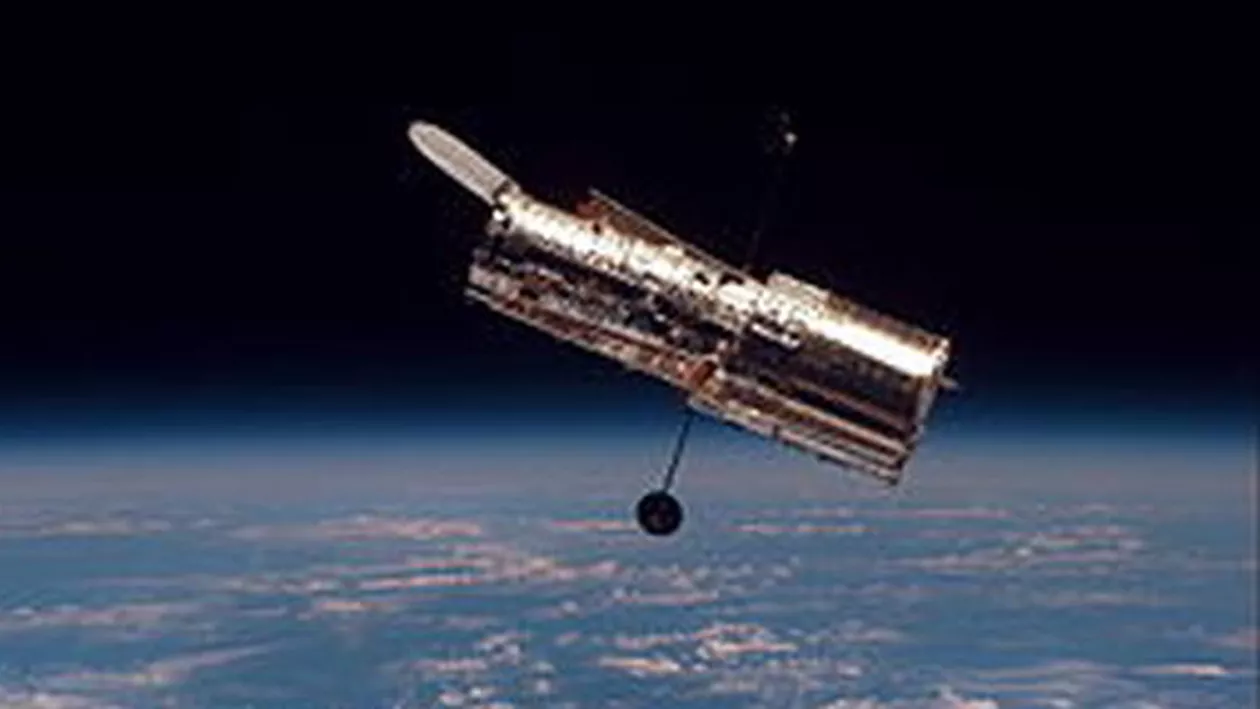 O stea nou-născută, învăluită în gaze și praf interstelar, fotografiată de telescopul spațial Hubble