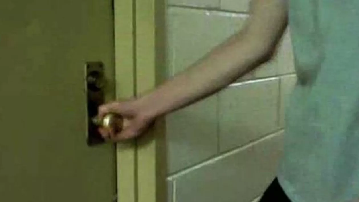 "Nu intri în camera mea". Sătul să fie deranjat, un tânăr i-a scris un bilețel colegului de cameră în care îi explică regulile conviețuirii cu un străin