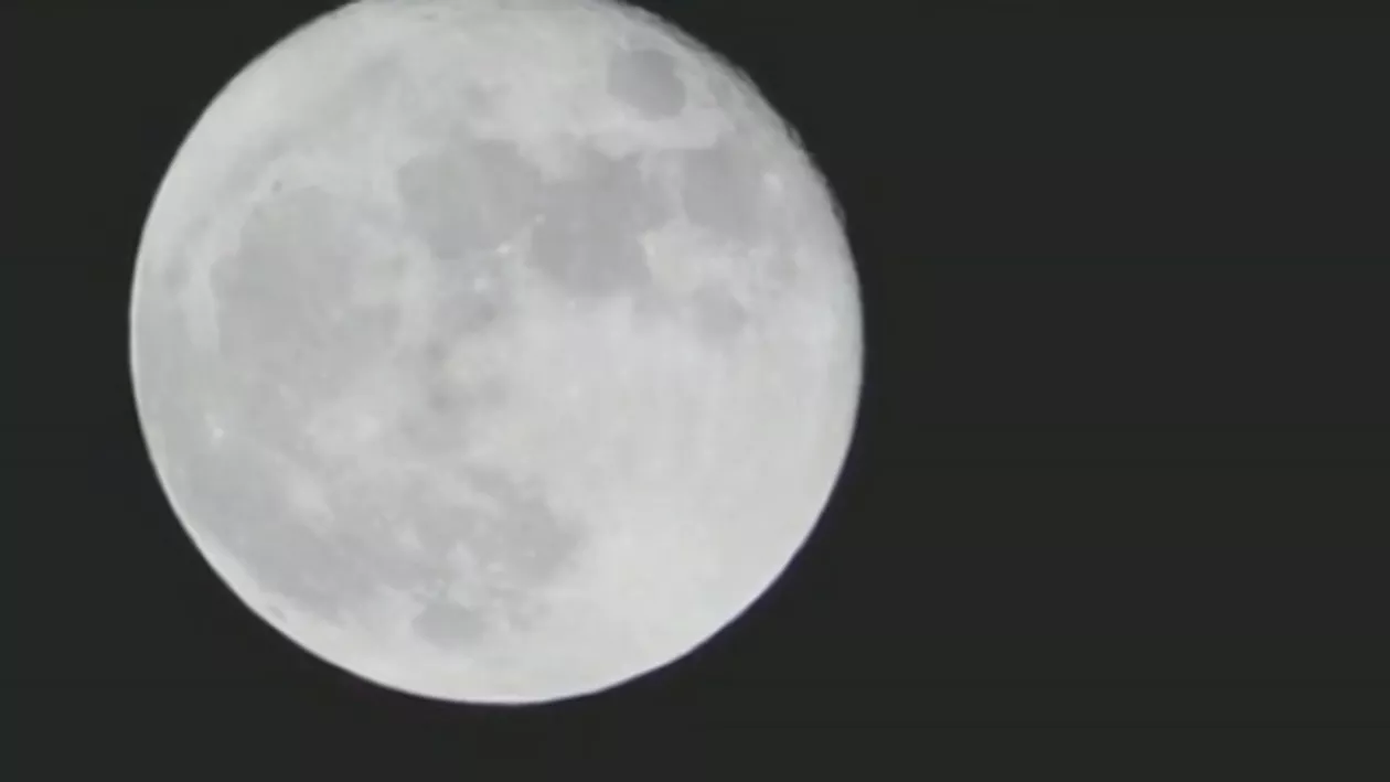 Luna plină a strălucit pe cer de Crăciun pentru prima dată în ultimele patru decenii. Cele mai afectate zodii: racii, capricornii, berbecii şi balanţele (VIDEO)