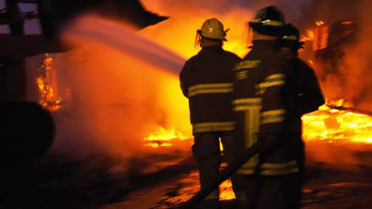 Bistrița-Năsăud: 200 de persoane evacuate în urma unui incendiu major