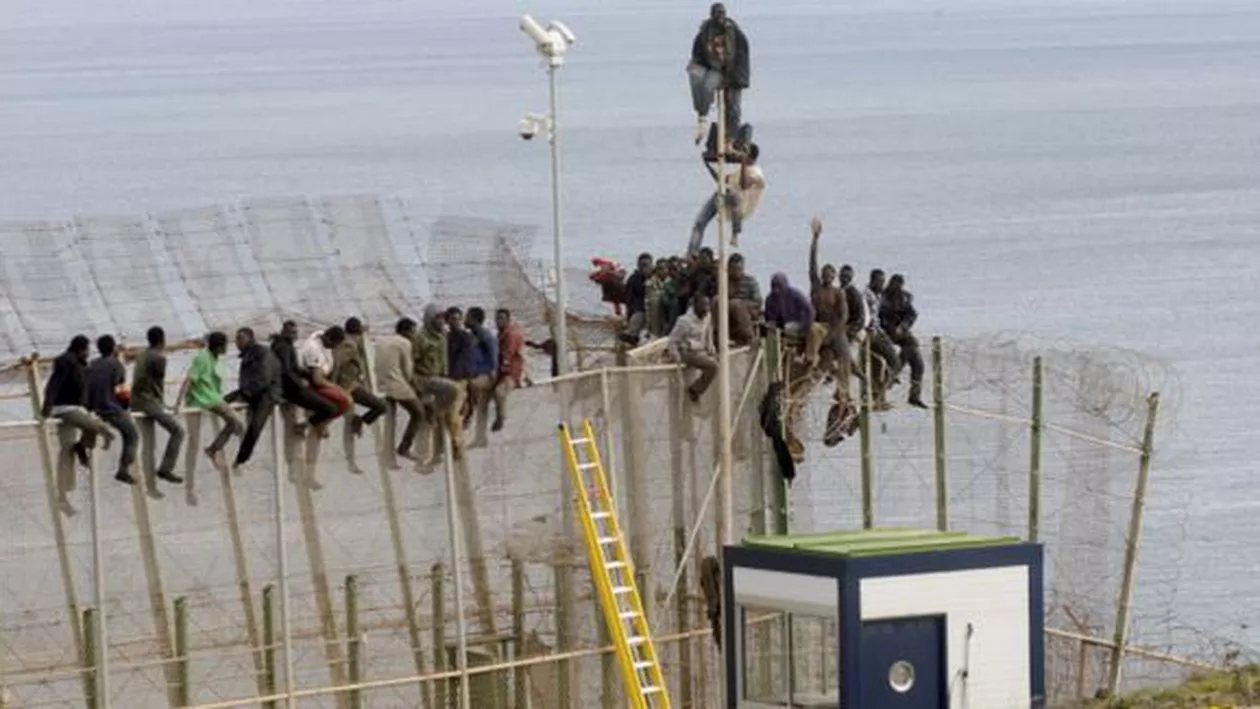 Doi migranți au murit înecați și 12 au fost răniți în timp ce încercau să intre în enclava spaniolă Ceuta