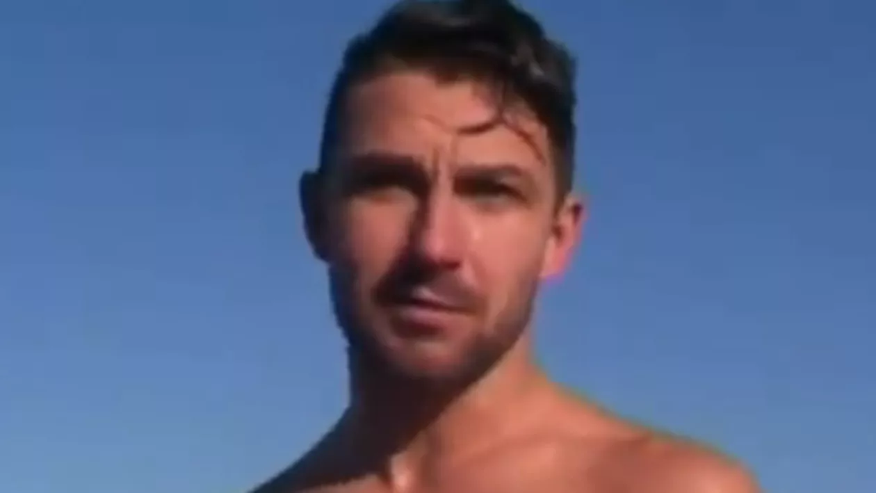 În a treia zi de Crăciun un tânăr a avut curajul să sară în mare pentru o baie (VIDEO)