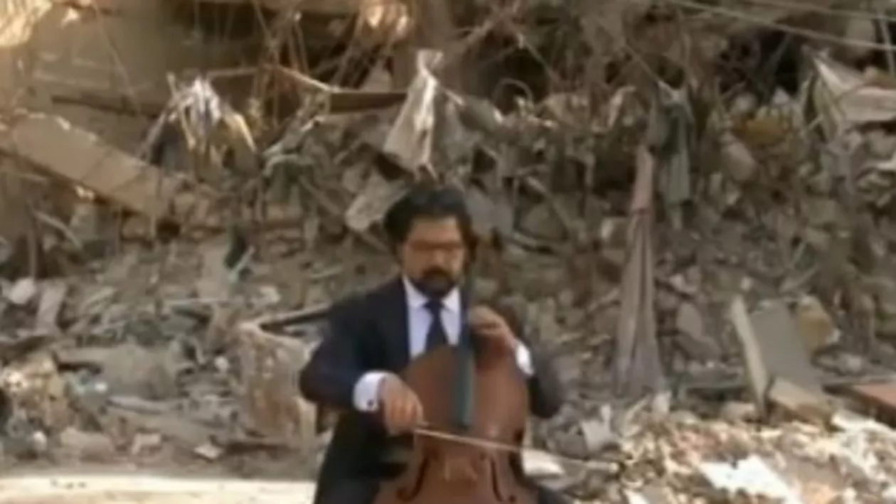 Un violoncelist irakian cântă muzică clasică pe străzile bombardate și printre clădirile dărâmate. Karim Wasfi: Îi ajut pe oameni, le întăresc încrederea în sine
