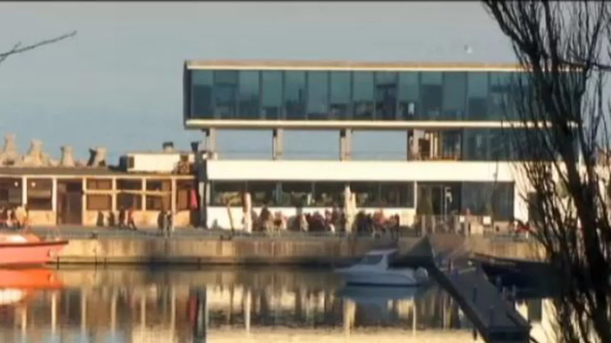 Crăciun cu vreme de plajă la Constanţa: Turiștii au luat cu asalt terasele, profitând de cele 17 grade de la malul mării