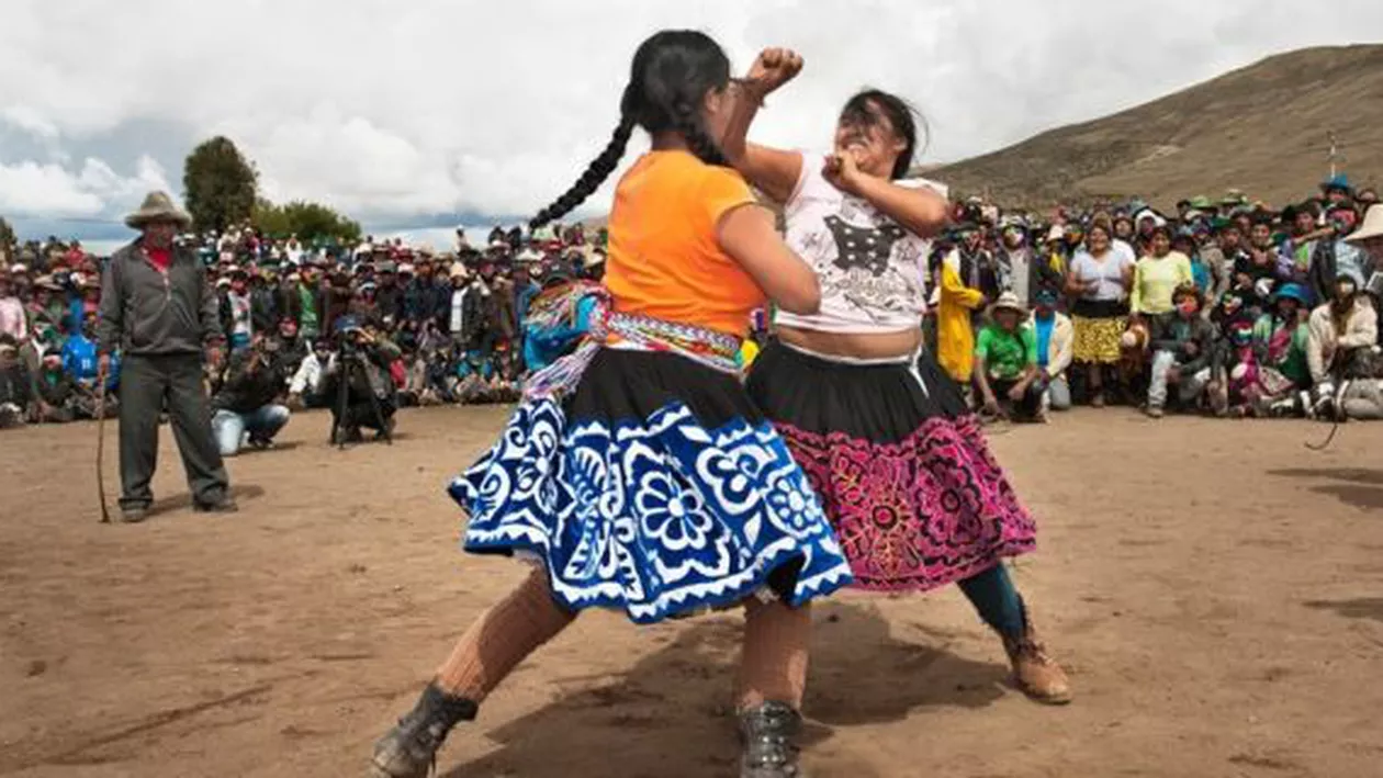 Peru: Locuitorii unei provincii se bat de Crăciun pentru a-și rezolva conflictele înainte de intrarea în noul an (VIDEO)