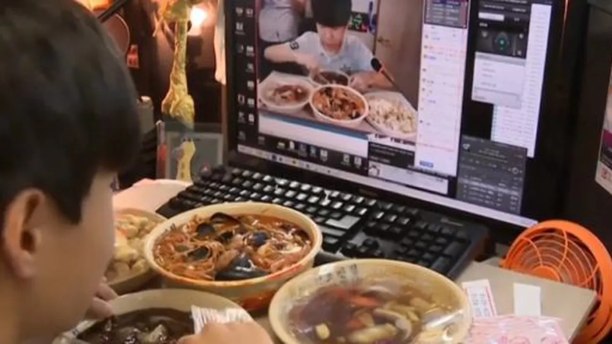 Coreea de Sud: Un copil în vârstă de 14 ani câștigă peste 1.500 de dolari pe noapte savurându-și cina în fața unei camere web (VIDEO)