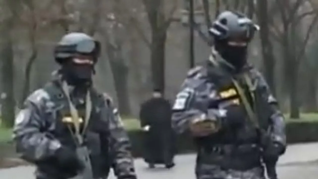 Zeci de mascați înarmați patrulează pe străzile Timișoarei (VIDEO)