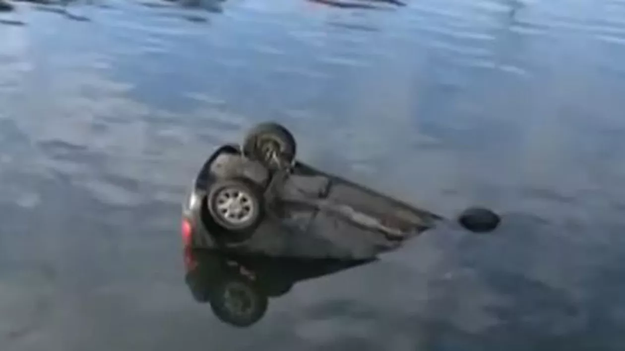 Accident rutier grav în Capitală: O șoferiță a plonjat cu mașina în Dâmbovița (VIDEO)