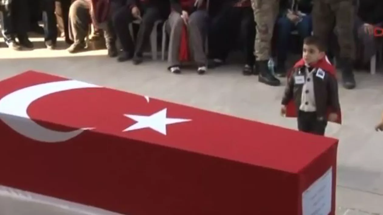 “Uite, acesta este tatăl meu”: Video emoționant cu un copil de 3 ani, prezent la înmormântarea părintelui său, un militar omorât de teroriști (VIDEO)