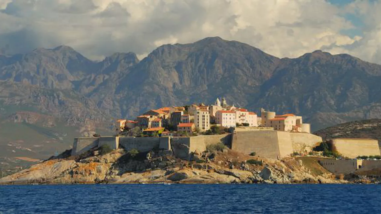 Parisul respinge încercarea de separatism a Insulei Corsica. „Nu există decât o singură naţiune, cea franceză”