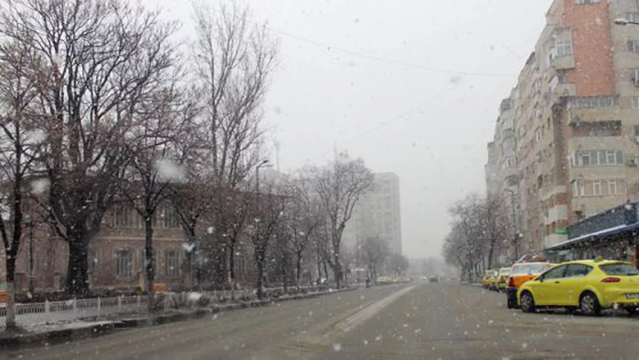 Grijă exagerată a autorităților după căderea primilor fulgi de nea. Stratul de sare, mai mare decât cel de zăpadă (VIDEO)