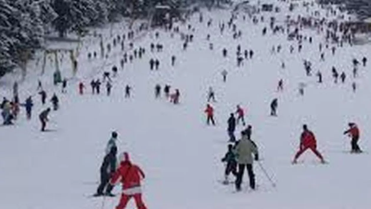 Pârtiile de la Poiana Brașov, pline de turiștii care vor petrece Revelionul la munte
