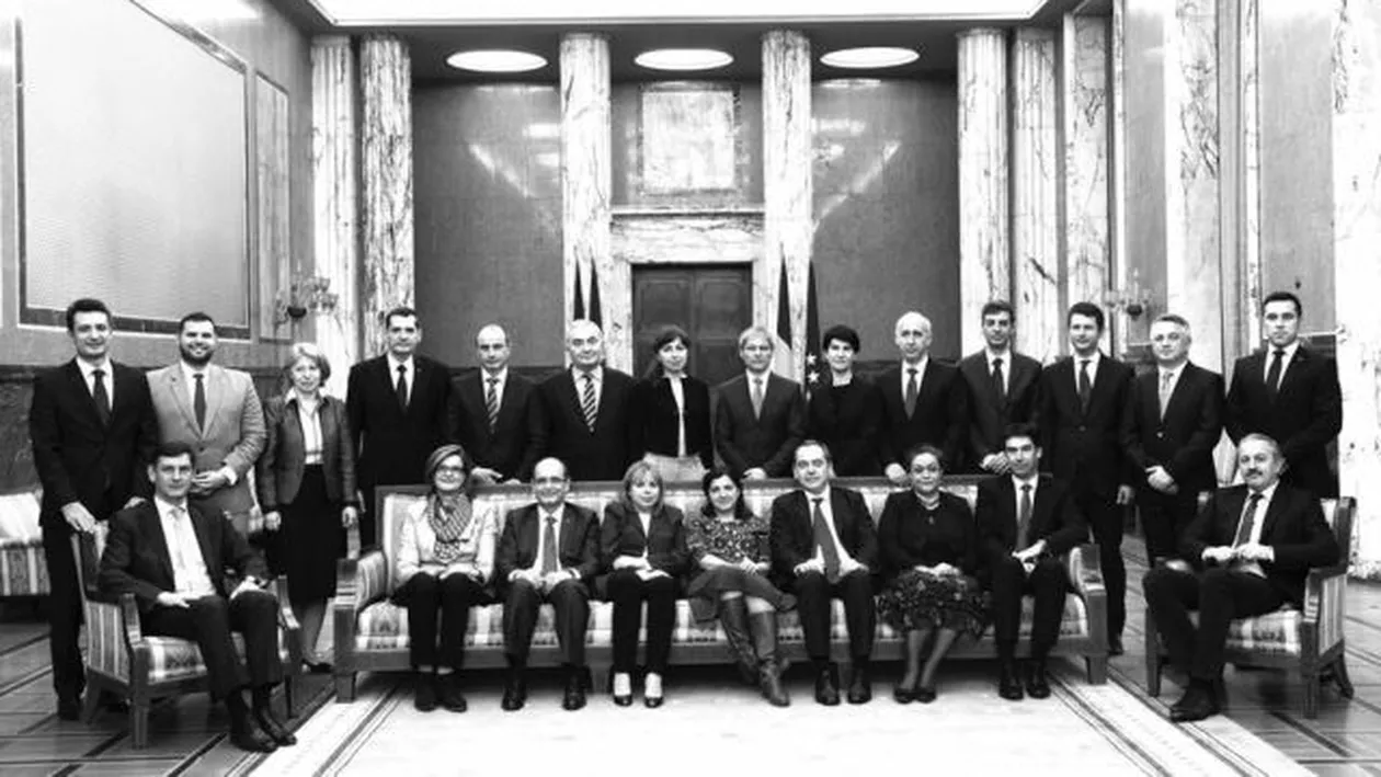 Dacian Cioloș, urări pentru Anul Nou, pe Facebook: "Un 2016 bun și frumos" (FOTO)