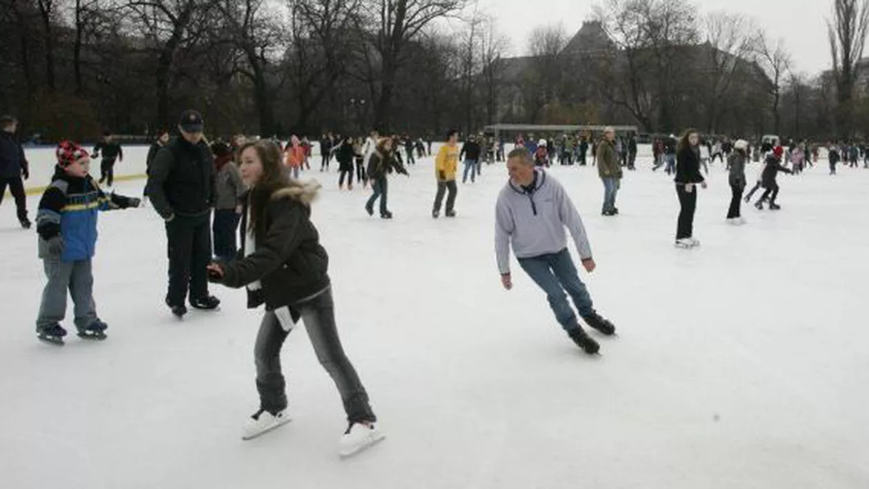 Distracție pe patine în ultima zi din an în parcul Cișmigiu