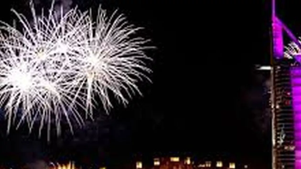 În ciuda incendiului de proporţii de la un hotel, cerul Dubaiului a fost luminat de artificiile de pe cea mai înaltă clădire din lume, Burj Khalifa (VIDEO)