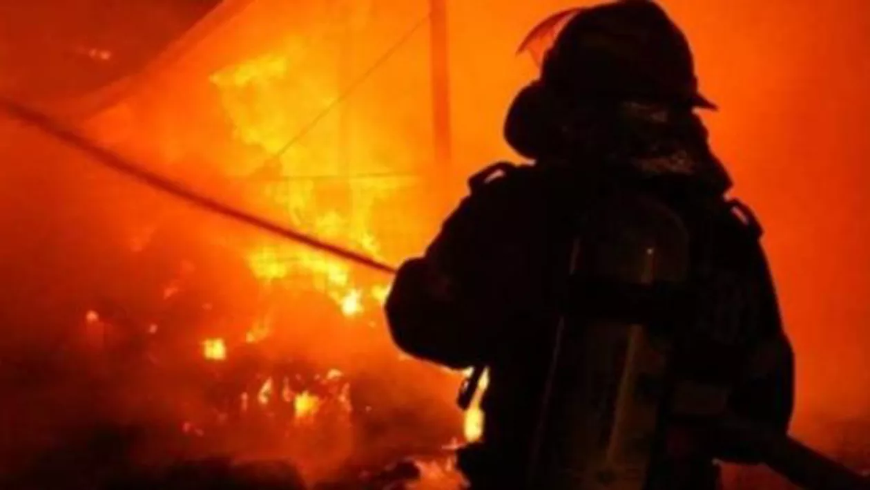 O casă din centrul Constanței a fost mistuită de flăcări: Trei persoane au ajuns la spital, intoxicate cu fum (VIDEO)