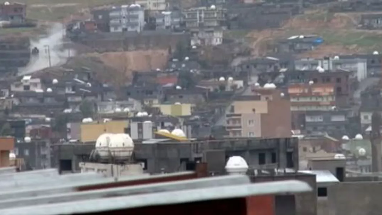Lupta dintre armata turcă și forțele PKK continuă. Locuitorii orașului Cizre, nevoiți să fugă din calea distrugerii (FOTO, VIDEO)