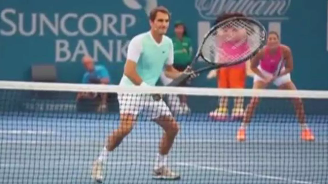 Roger Federer a primit o rachetă-gigant în timpul unui meci demonstrativ din Australia: Sportivul a oferit o reprezentaţie de excepţie, spre bucuria fanilor (VIDEO)