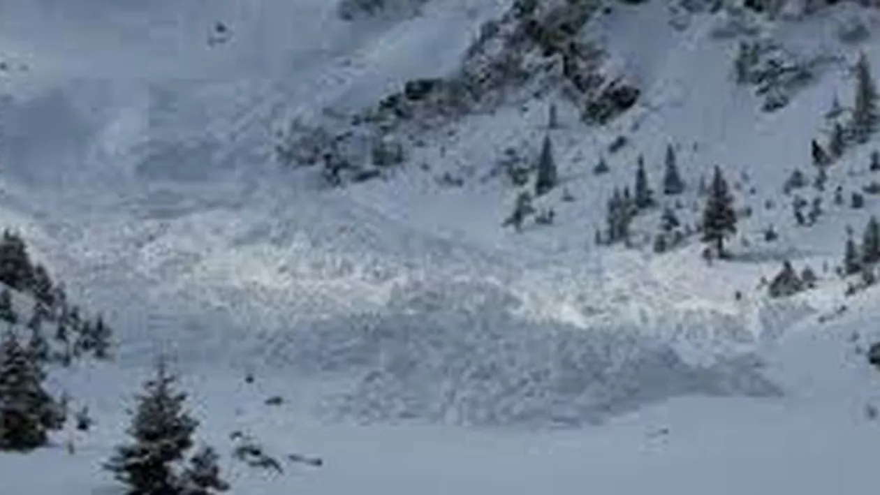 Sibiu: Riscul de producere a avalanșelor în Munții Făgăraș și Bucegi a crescut de la gradul unu la doi