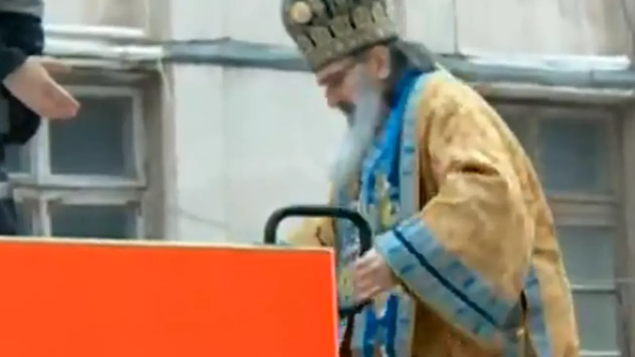 IPS Teodosie s-a urcat pe maşinile pompierilor pentru a sfinţi apa din cisterne, cu o zi înainte de Sfânta Liturghie de Bobotează (VIDEO)