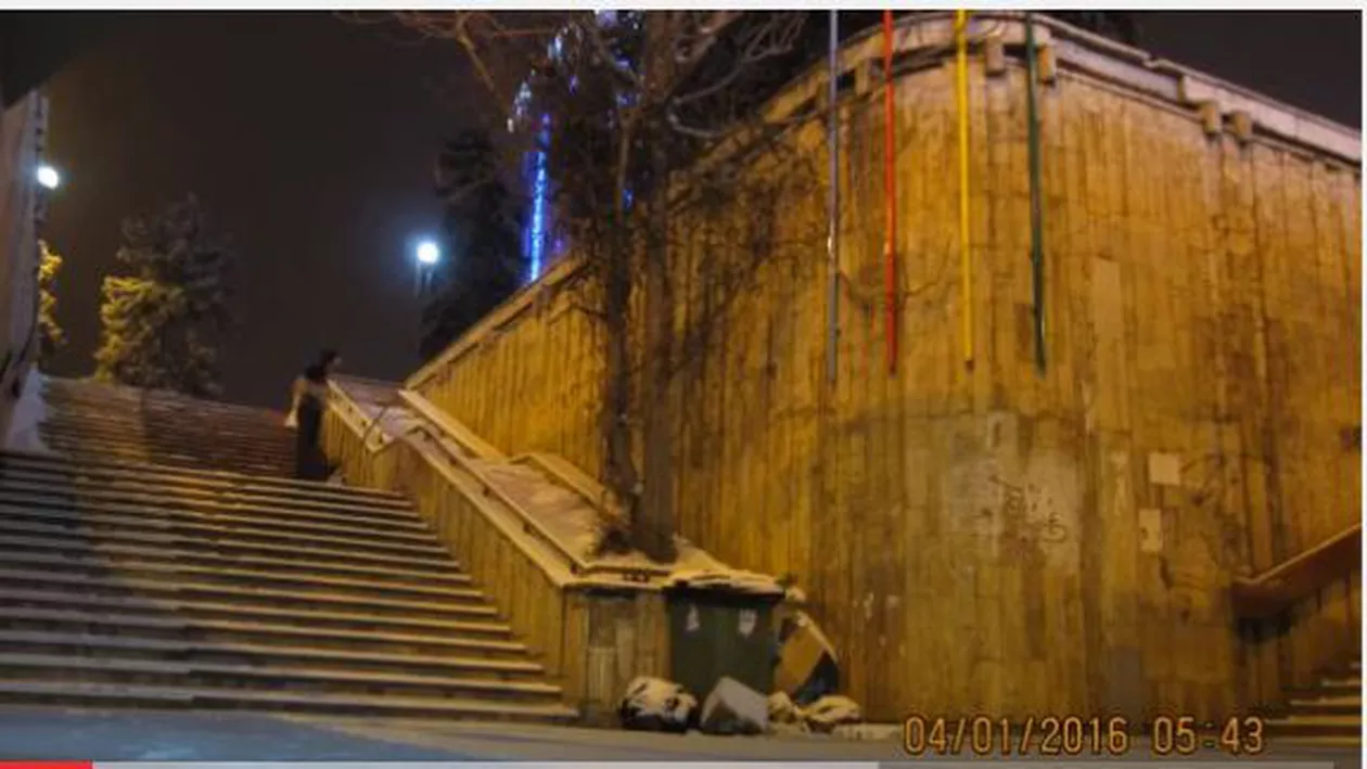 Un ploieştean a deszăpezit pasajul din centrul orașului, în locul primăriei (VIDEO)