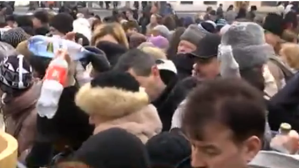 Tradiția îmbrâncelilor la agheasmă a continuat și în 2016. Mii de oameni și-au împărțit coate cu dărnicie pentru sticlele cu apă sfinţită (VIDEO)