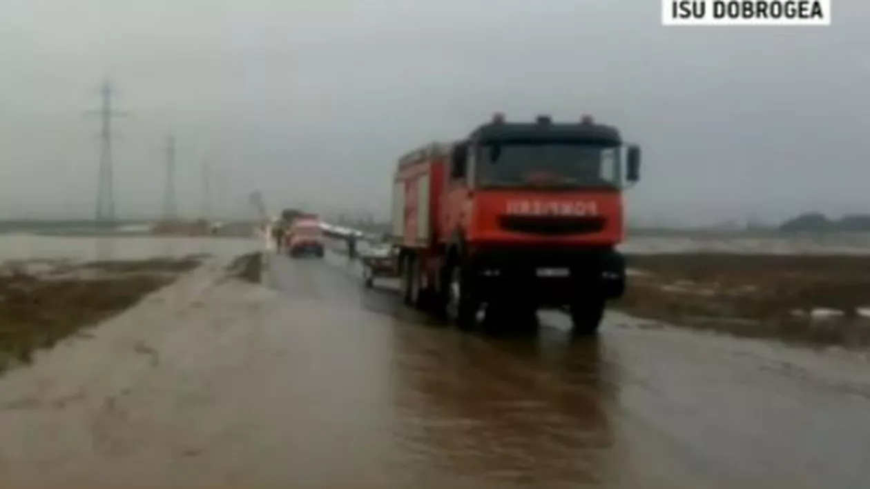 Constanța: Un autocar cu 15 pasageri a derapat și a ajuns în șanț. Pasagerii au reușit să iasă pe geam (FOTO, VIDEO)