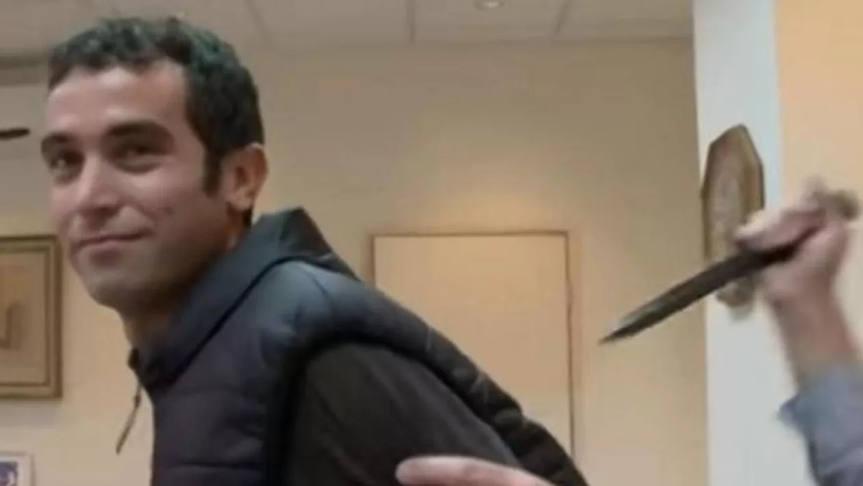Un reporter israelian a fost înjunghiat în timp ce testa o vestă de protecție (VIDEO)