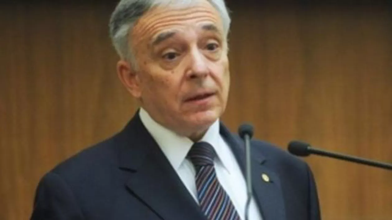 Isărescu: Legea dării în plată trebuie să-i protejeze pe cei cu credite de locuinţe şi nu alte persoane