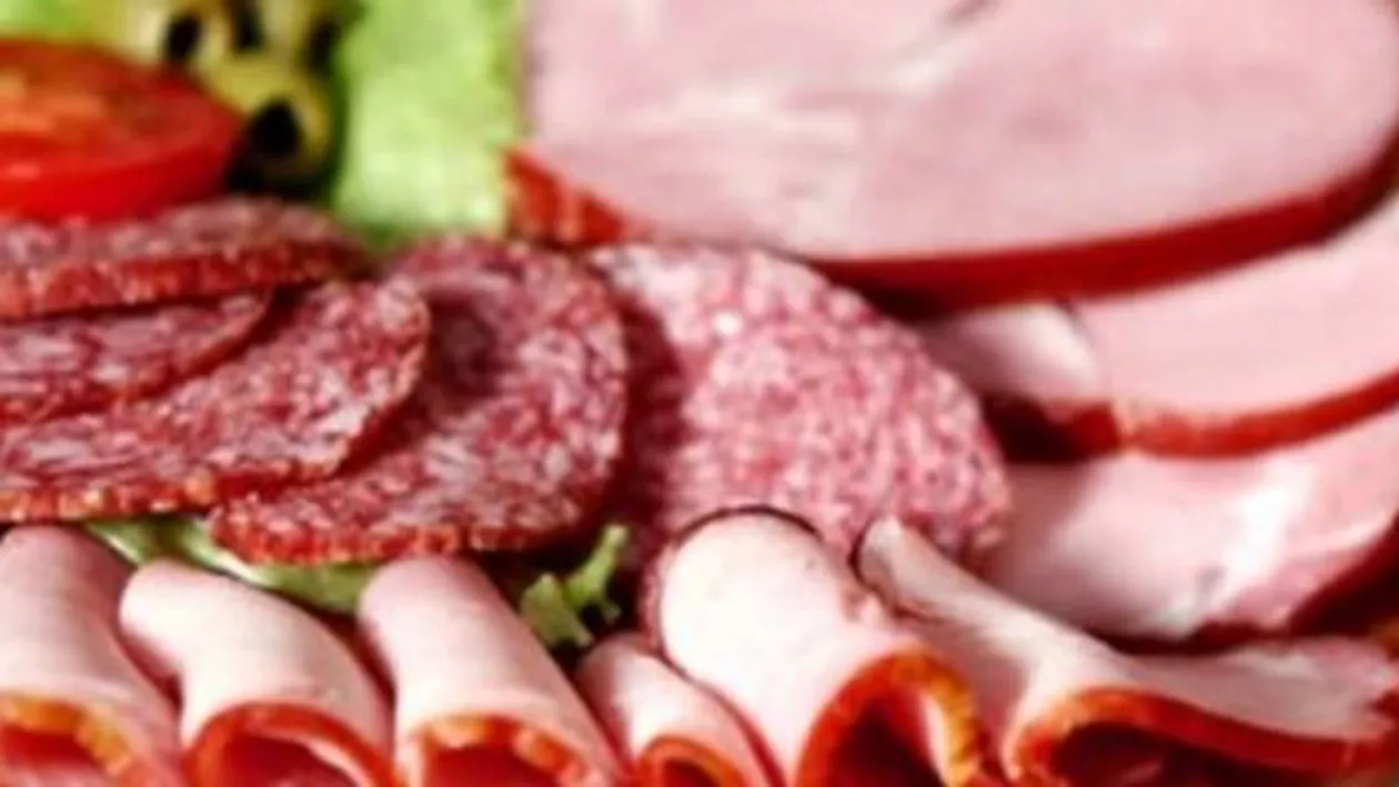 Mezelurile, conservele din carne și iaurturile cu fructe, în topul celor mai nocive alimente: Care sunt produsele la care ar trebui să renunțăm