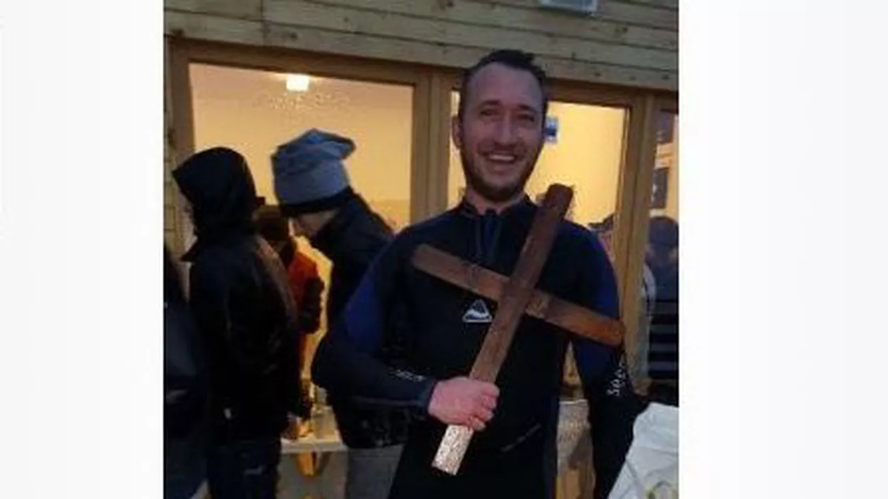 „Vând Cruce scoasă din apă de Bobotează, 150 de euro”. Așa sună anunțul unui tânăr, după ce s-a decis să vândă crucea prinsă în ziua de Bobotează în lacul Siutghiol (FOTO)