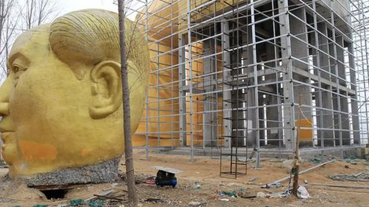 China: Statuia aurie uriașă a lui Mao Zedong a fost distrusă de fermierii furioşi (VIDEO)
